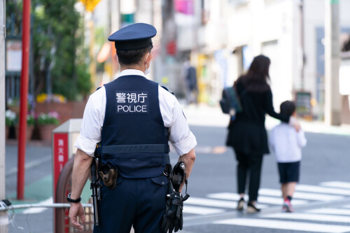 警察官が治安活動をしている様子